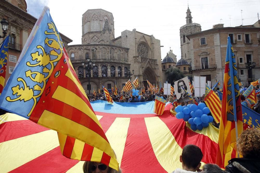 Concentración contra la AVL y en defensa de las Normes del Puig