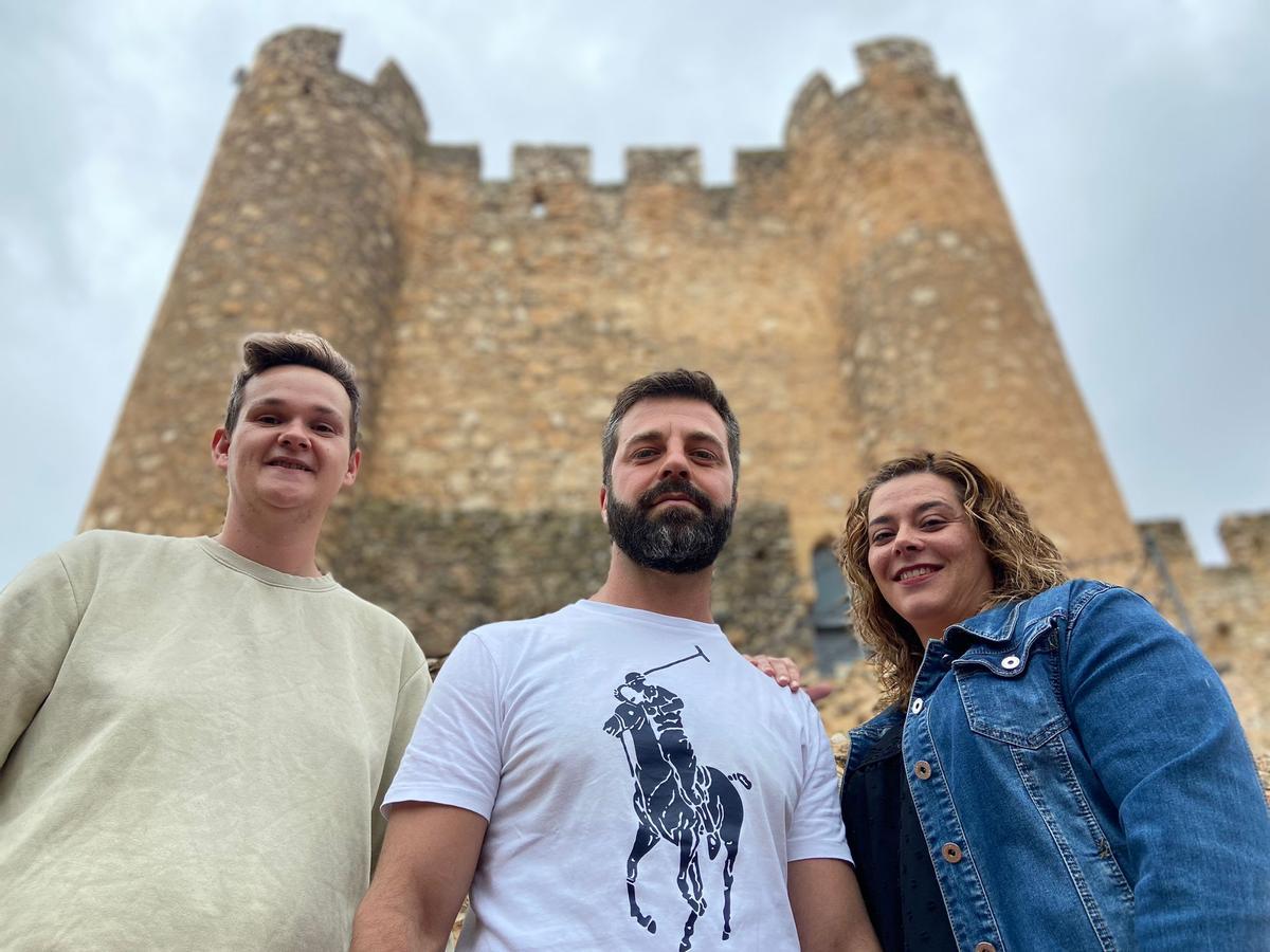 Pedro, Antonio y Aída, tres de los miembros de las listas del PP, en el castillo de Carcelén