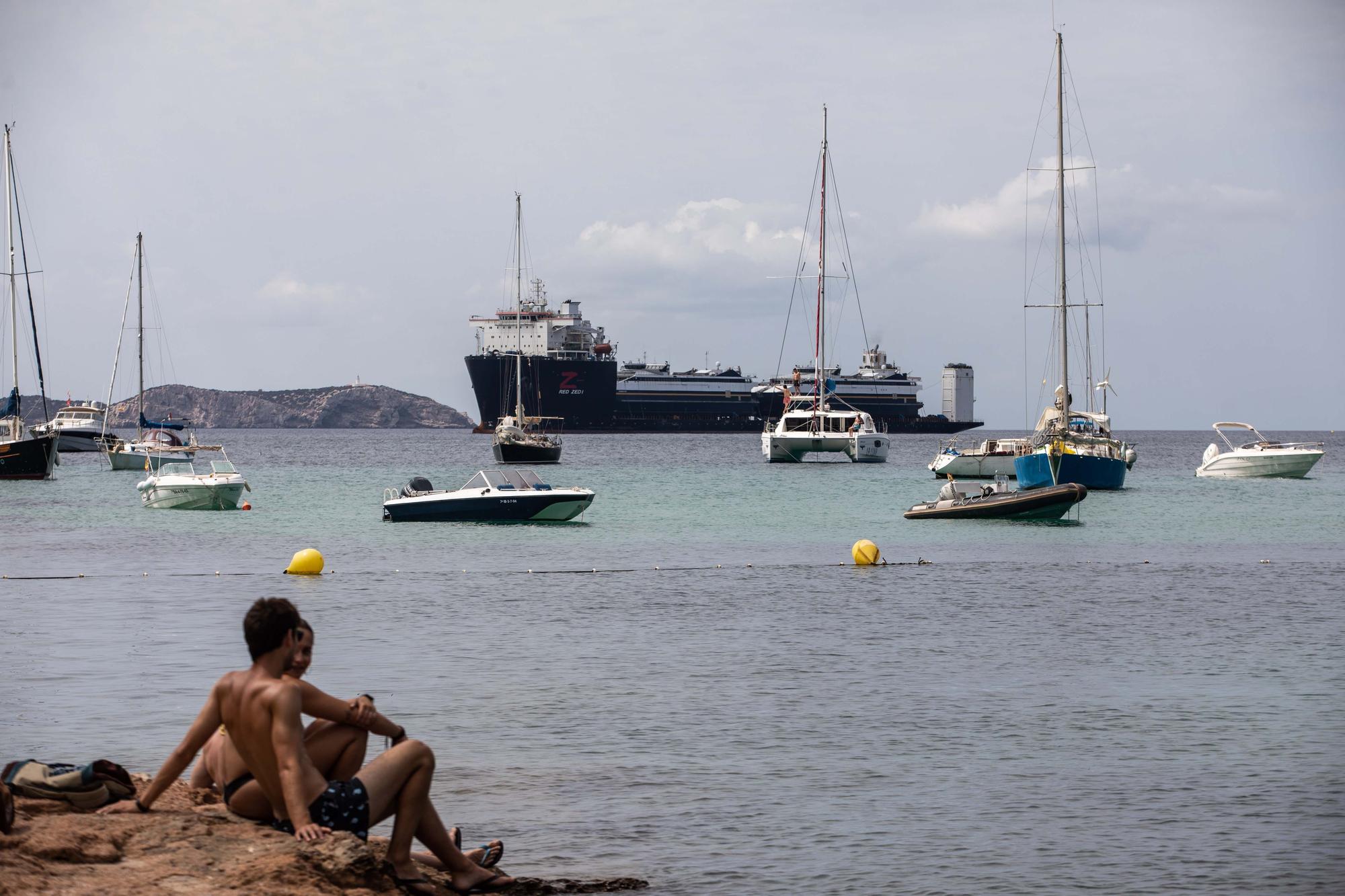 Todas las imágenes del impresionante buque que ha trasladado dos ferris a Ibiza desde Alaska