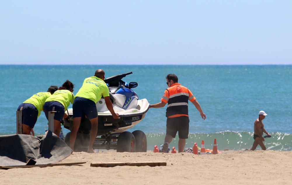 Comienzan las labores de limpieza de las playas de Málaga capital antes del inicio de la temporada de verano