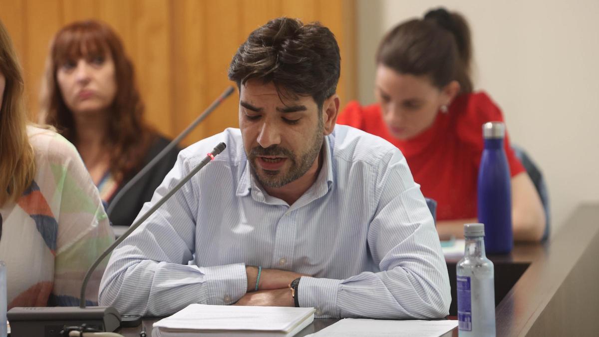 El portavoz del PSOE de Cambre, Diego Alcantarilla, interviene durante un pleno.
