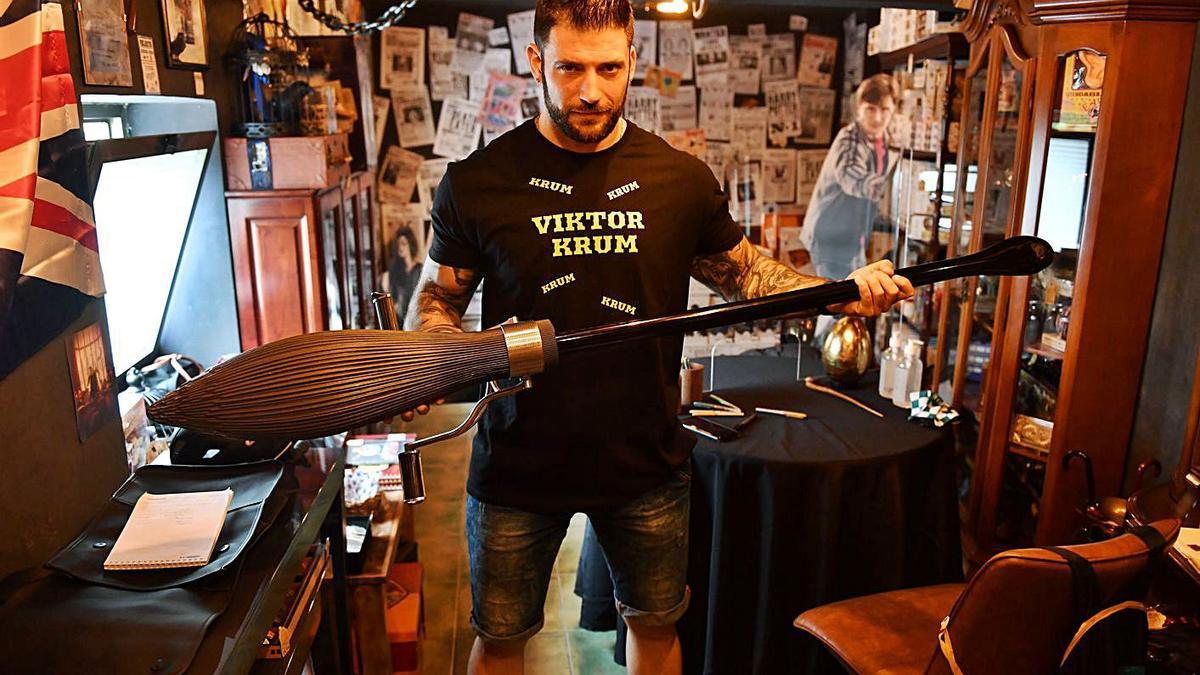 Stan Yanevski, con una escoba voladora de Harry Potter, en La Tienda Que No Debe Ser Nombrada.   | // V. ECHAVE