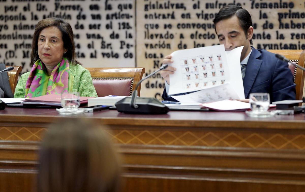 Margarita Robles, ministra de Defensa y José Manuel Rey Varela, presidente de la comisión de Defensa celebrada en el Senado.