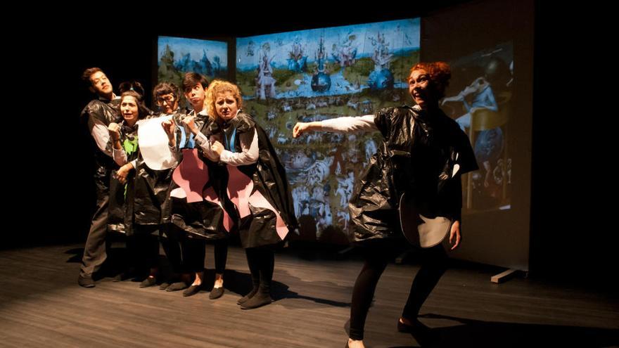 Los alumnos de la ESAD durante la representación del montaje &#039;Mira qué cuadro&#039; en el Centro Párraga.