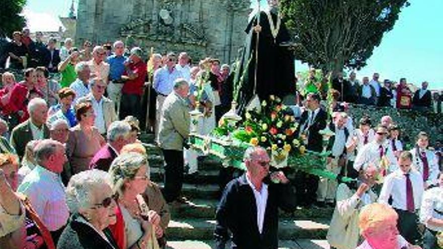 Procesión de San Benito, ayer, en el municipio de Allariz. / iñaki osorio