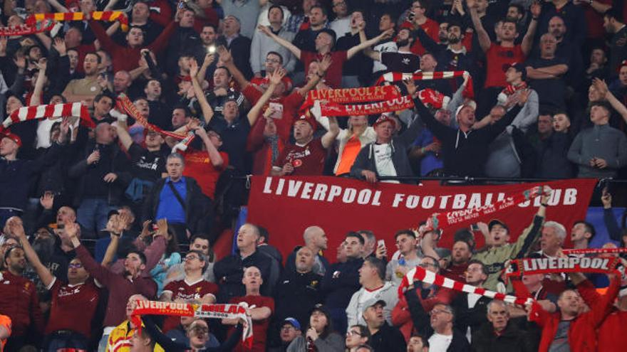 Aficionados del Liverpool denuncian maltrato de la policía en Sevilla