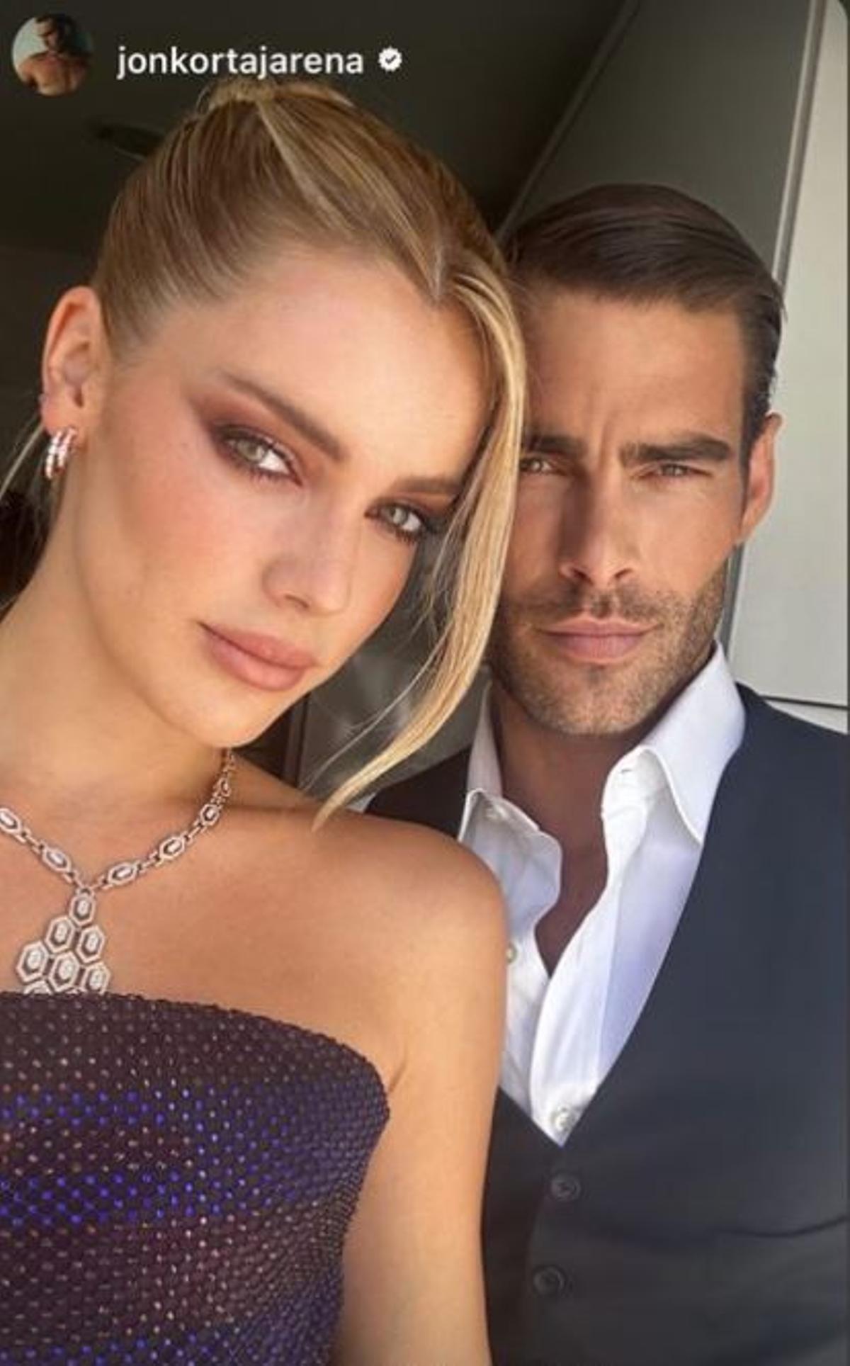 Alejandra Onieva muestra parte de su vestido para la boda de su hermano posando junto a Jon Kortajarena