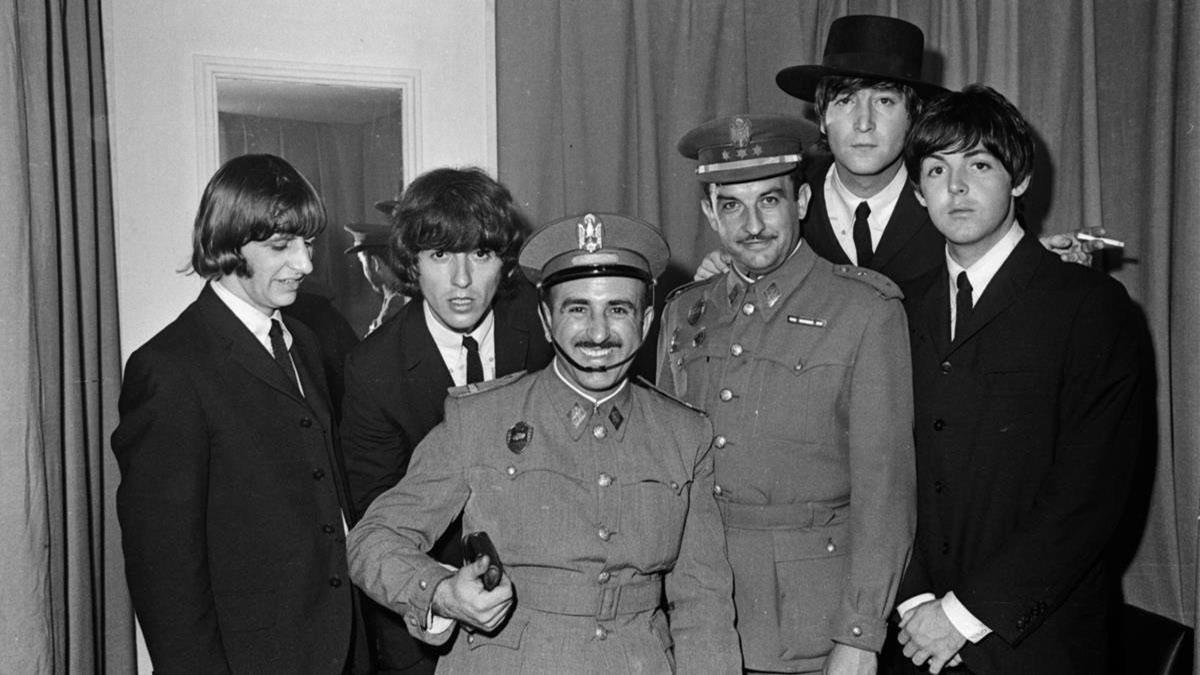 The Beatles posan junto a la autoridad antes de uno de sus conciertos en España.