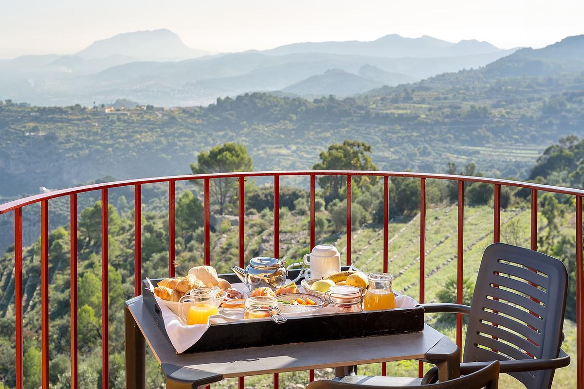 Esta Semana Santa, el interior de Alicante tiene un sabor especial.