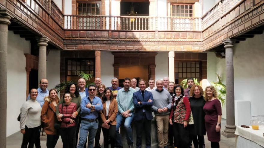 Los consejeros del gobierno insular se reunieron ayer con los representantes de los medios de comunicación.