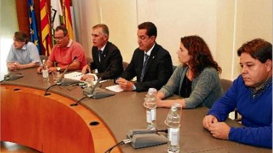 Gairebé tot el Govern municipal donant suport a Ignasi Riera en la roda de premsa sobre el cas Castiella.