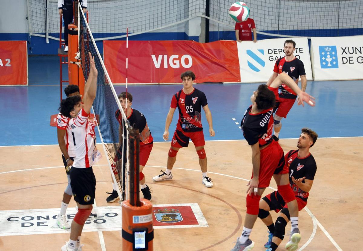 Imagen de un partido anterior del Club Vigo Voleibol en Coia.