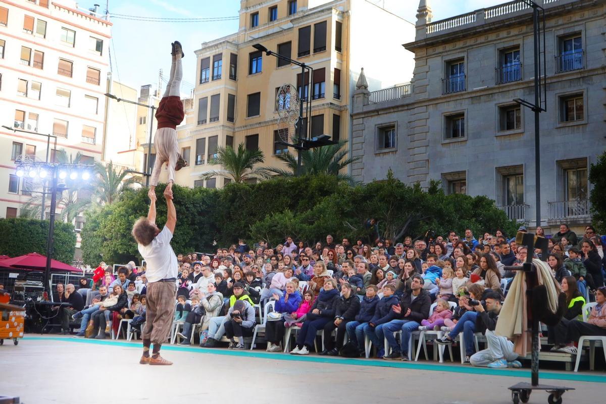 Magdalena Circus conquista a los más pequeños tras la lluvia