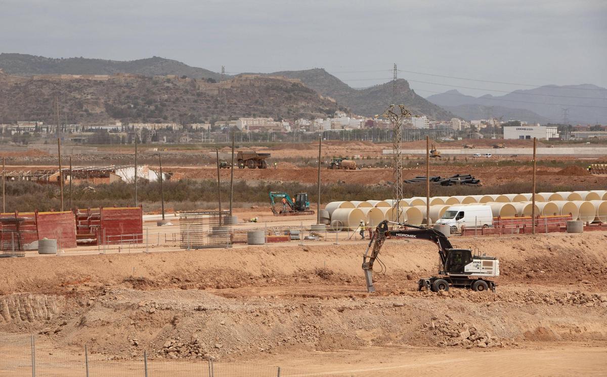 Obras en el emplazamiento en el que irá la gigafactoría de Sagunt.