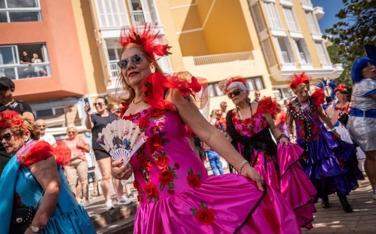 El Médano vibra con su Carnaval de Día, que inunda la bahía de color