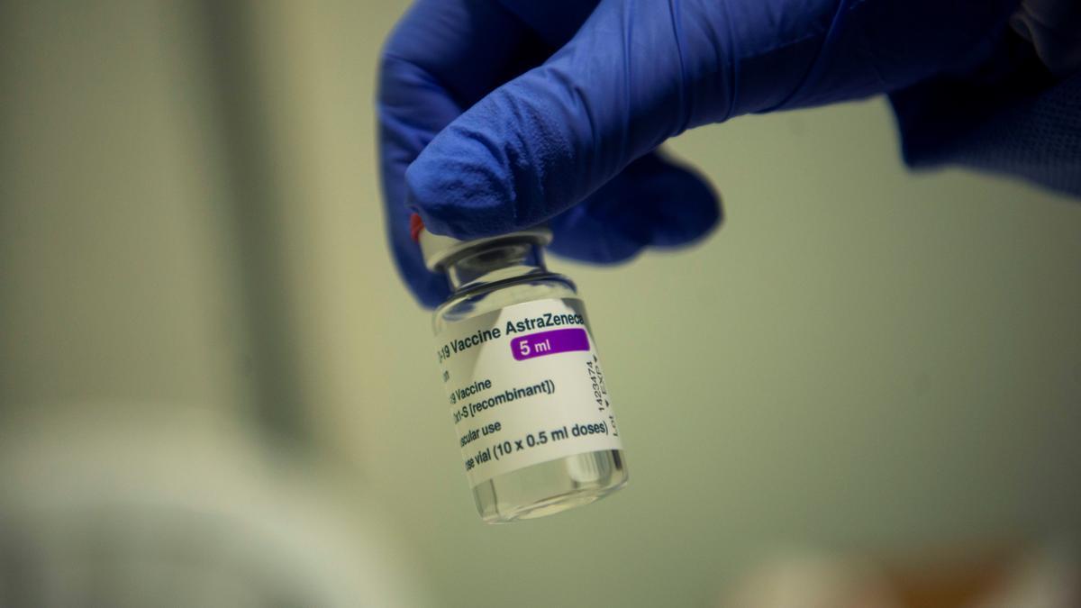 España vacunará con AstraZeneca a personas de entre 60 y 69 años