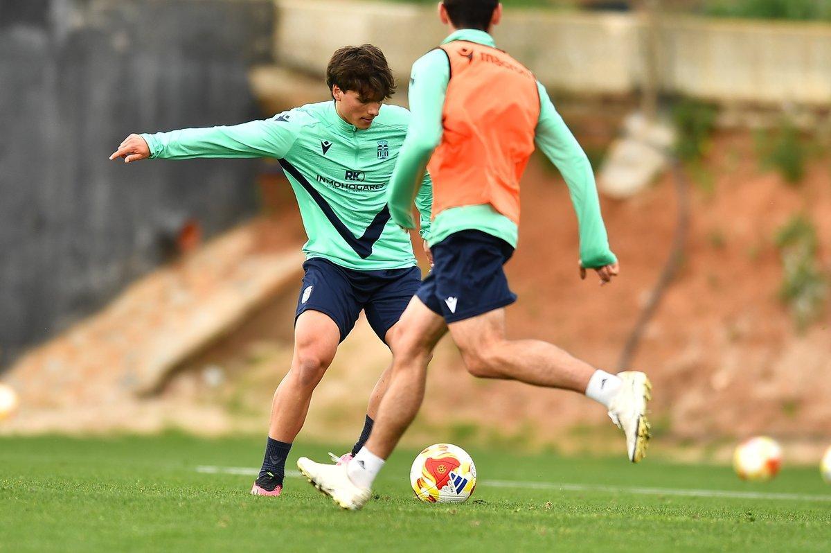 Willy Chatiliez controla el balón en el último entrenamiento del equipo esta semana