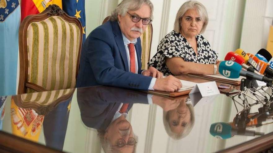 Emilio González Afonso y María Debén, ayer, en la subdelegación del Gobierno en Ourense. // Brais Lorenzo