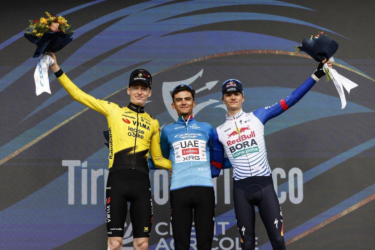 El podio de la Tirreno-Adriático, con Del Toro en el centro, Jorgenson a la izquierda, y Pellizzari.