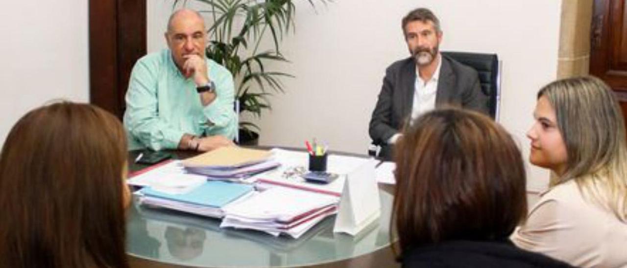 Varela y Serén en una reunión con la Anpa de Carril.