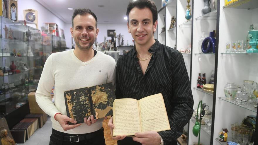 Alejandro Coira y Javier Santiso muestran los libros de Picadillo. | Carlos Pardellas