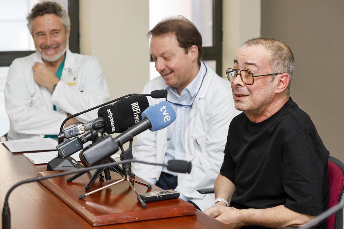 A la derecha, Luis Ángel Muñóz narra su trasplante de corazón ante la presencia del jefe de servicio de Cirugía Cardíaca, Francisco Portela, y el director gerente del Hospital Universitario de Gran Canaria Doctor Negrín, Miguel Ángel Ponce.