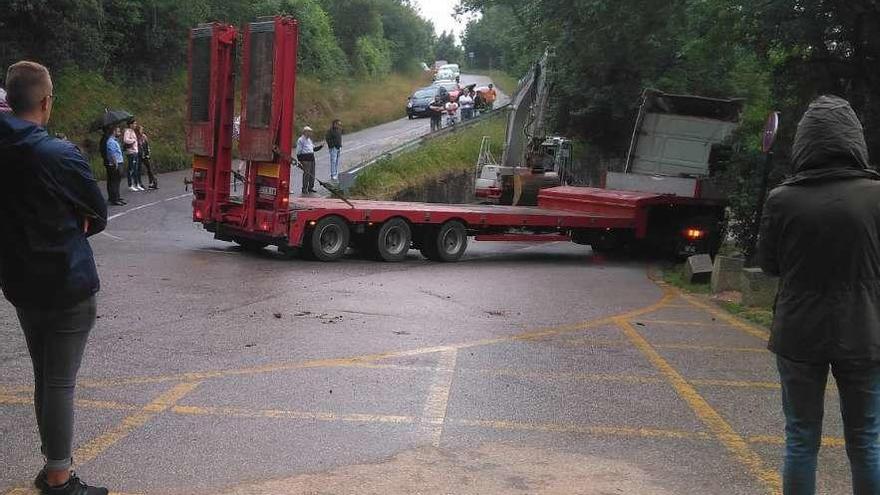 El vehículo atravesado en la carretera.