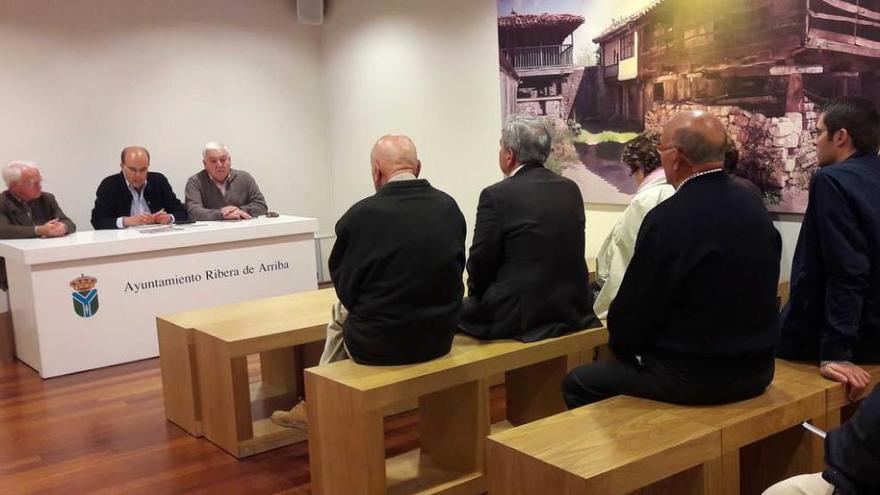 De izquierda a derecha, César Fernández, Belarmino Fernández y José Ramón Fernández, ayer, durante la presentación del certamen de pintura en el Centro de Interpretación del Hórreo.