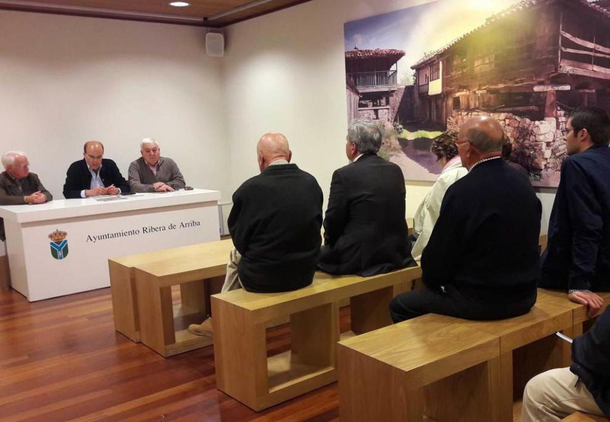 De izquierda a derecha, César Fernández, Belarmino Fernández y José Ramón Fernández, ayer, durante la presentación del certamen de pintura en el Centro de Interpretación del Hórreo.