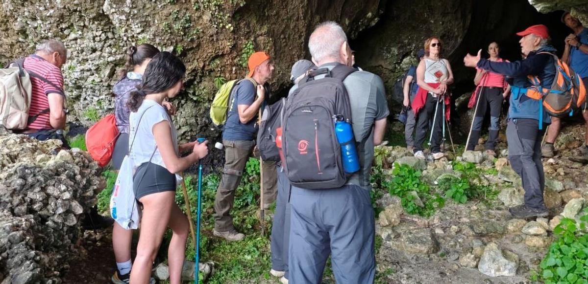 José Avelino Gutiérrez, a la derecha, explica las particularidades de la cueva «La Taya»