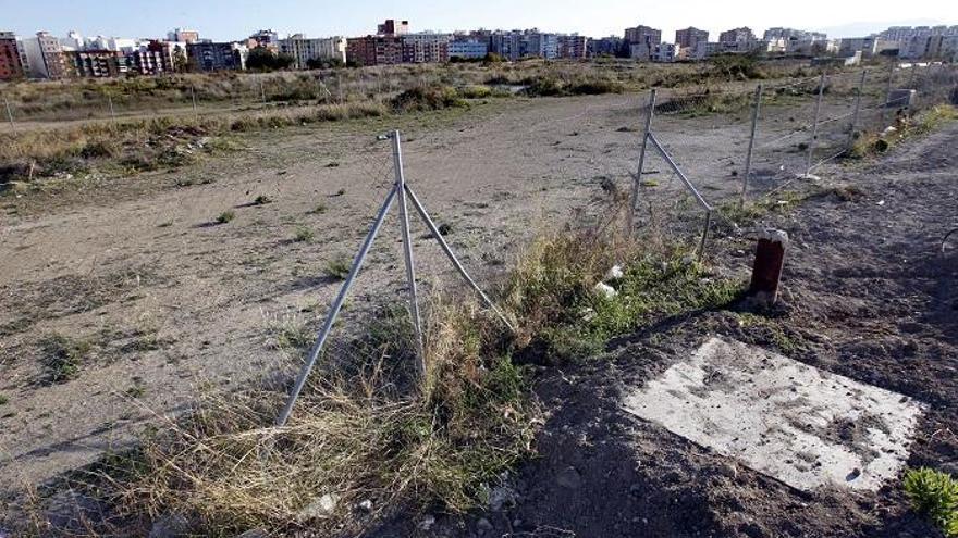 Imagen de los terrenos de Repsol, que podrían seguir aún contaminados.