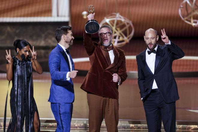 LOS ANGELES (United States), 15/09/2025.- Seth Rogen and Evan Goldberg accept the Emmy for Outstanding Writing for a Comedy Series for The Studio during the 77th annual Emmy Awards ceremony held at the Peacock Theater in Los Angeles, California, USA, 14 September 2025. The Emmys celebrate excellence in national primetime television programming. EFE/EPA/ALLISON DINNER