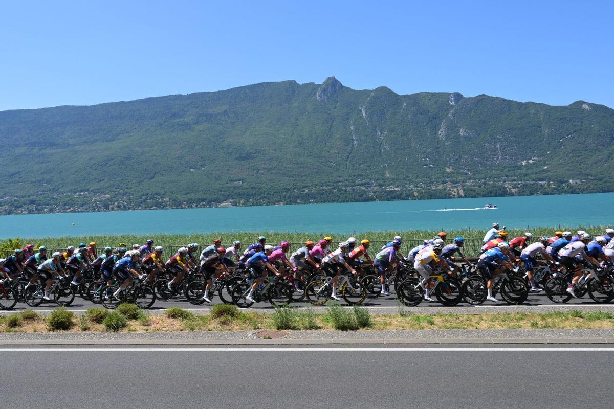 El pelotón de ciclistas corriendo durante la etapa número 17 del Tour de Francia del año 2026.