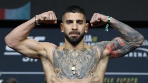 Ilia Topuria busca segundo título mundial ante el brasileño Charles Oliveira en Las Vegas.