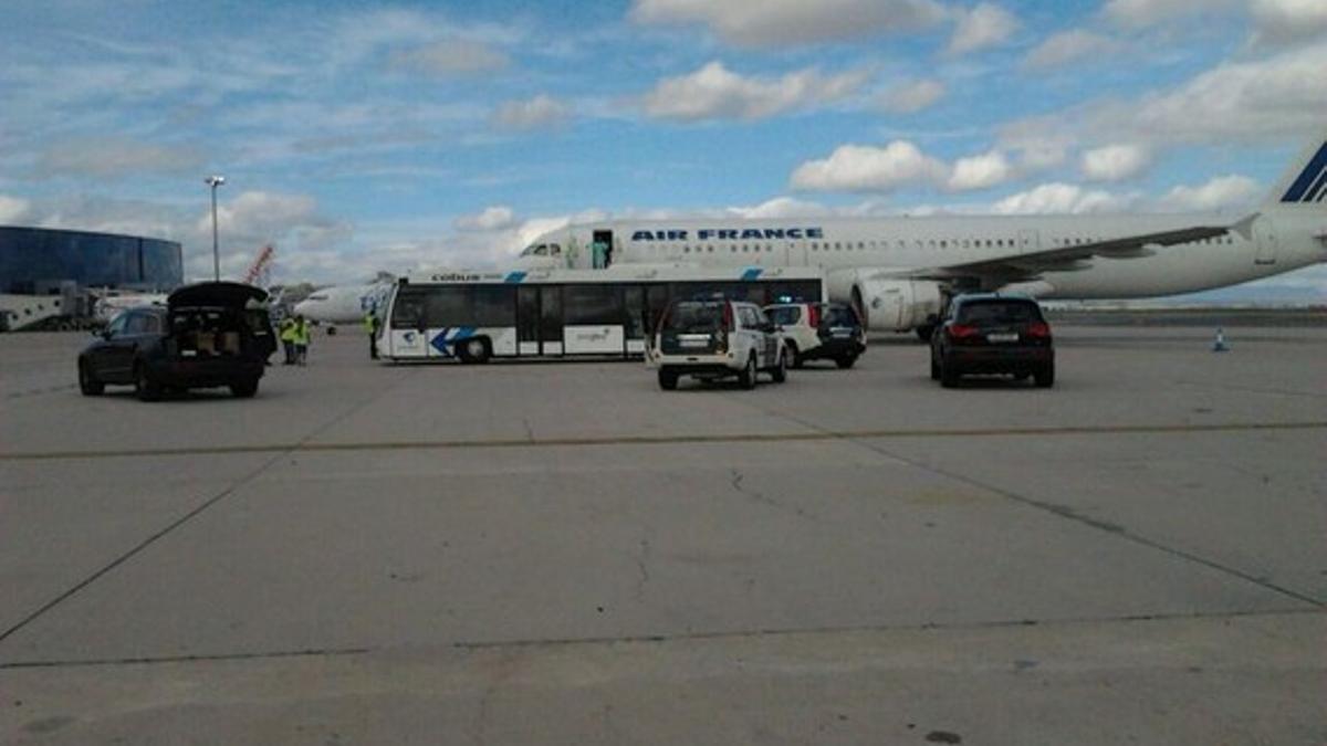 Inmovilizado un avión en Barajas por un posible caso de ébola