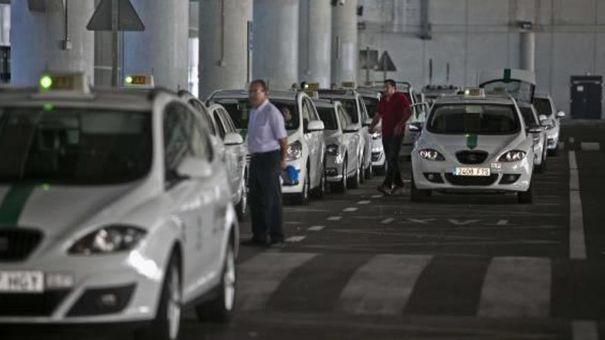 Taxis en el aeropuerto ante un control policial.