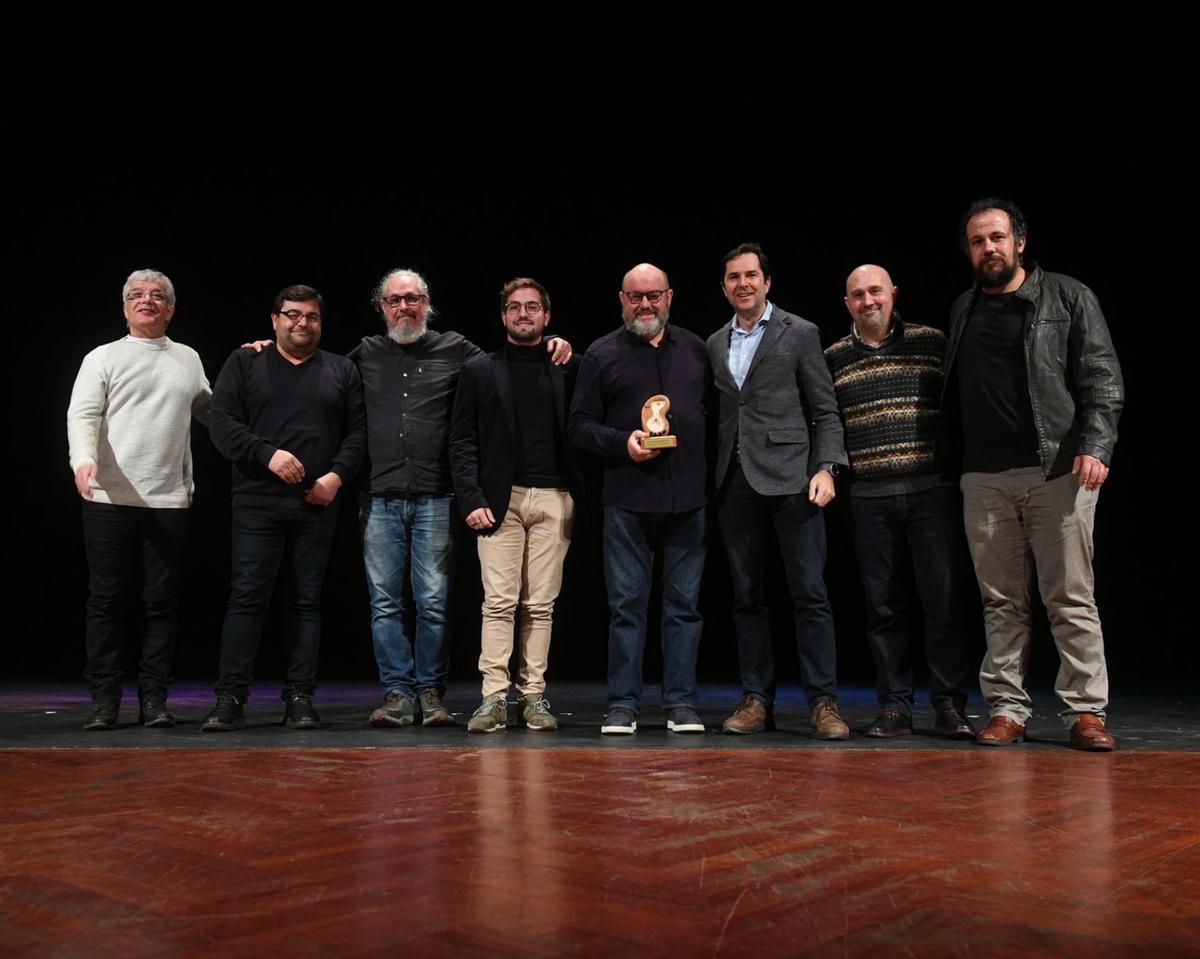 Algúns dos membros de Treixadura, co premio Andaina Senlleira recibido.   | // CARLOS PARDELLAS