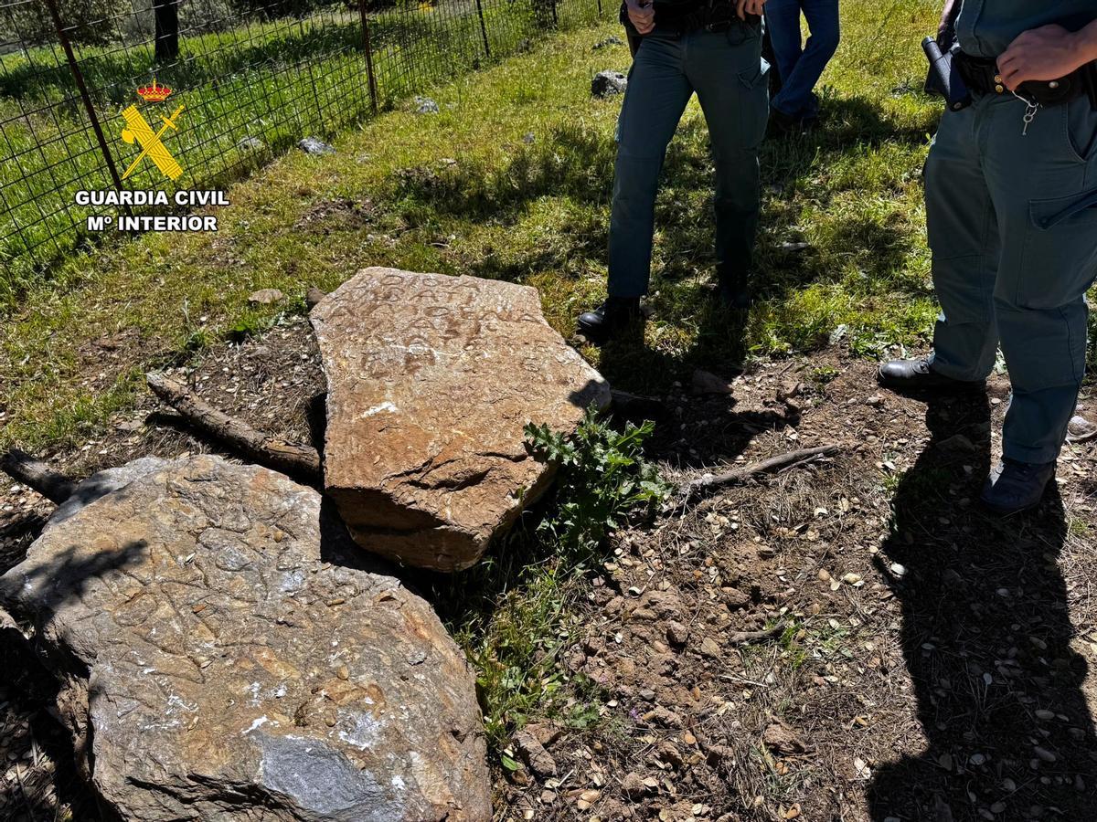 Estelas funerarias de la época romana recuperadas por la Guardia Civil en Nogales (Badajoz).