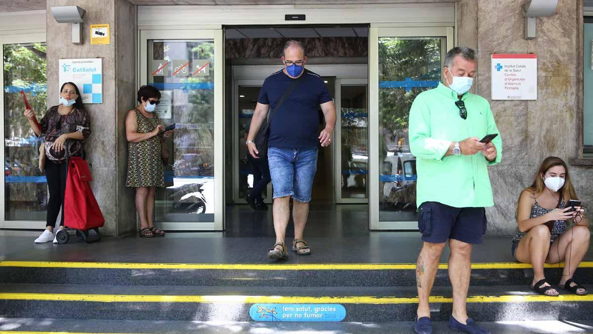 Pacientes a la espera en la puerta del CAP Manso, en Barcelona