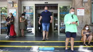 Pacientes a la espera en la puerta del CAP Manso, en Barcelona.