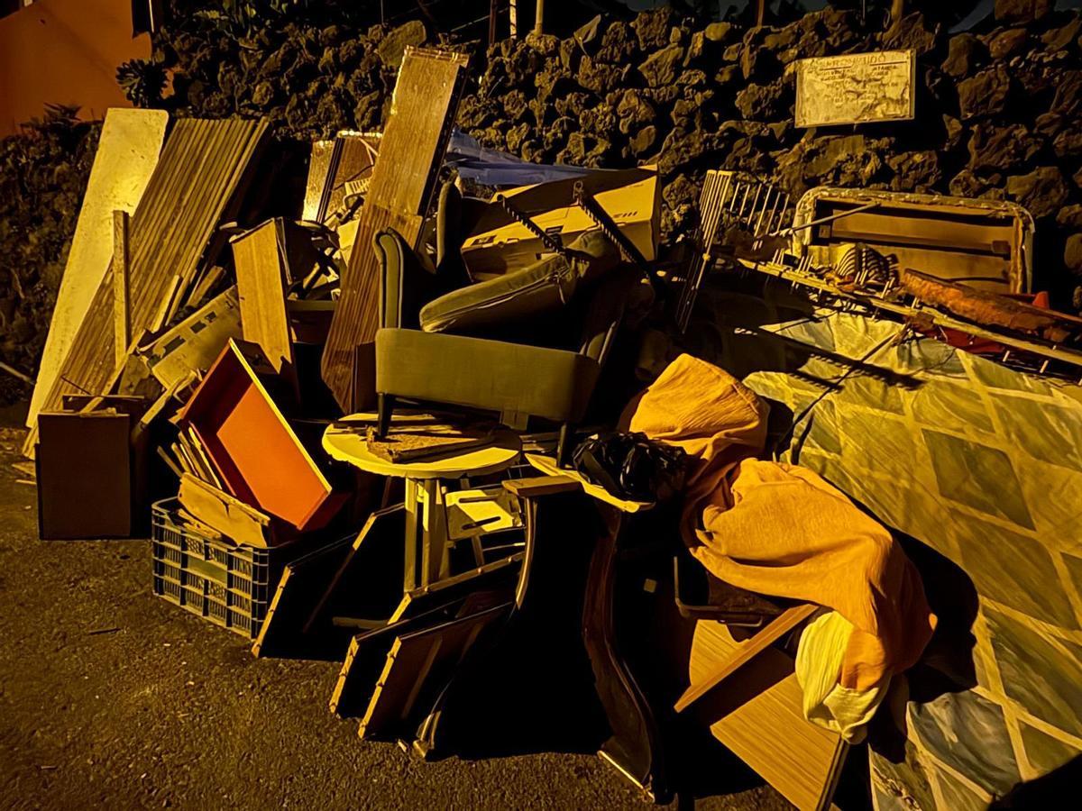 Enseres tirados en La Calzada, en Santa Úrsula