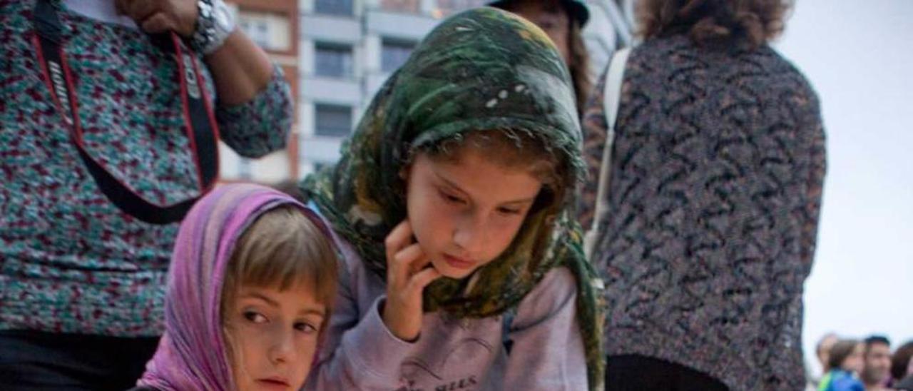 Dos niñas en la marcha por los refugiados, en la Escalerona.