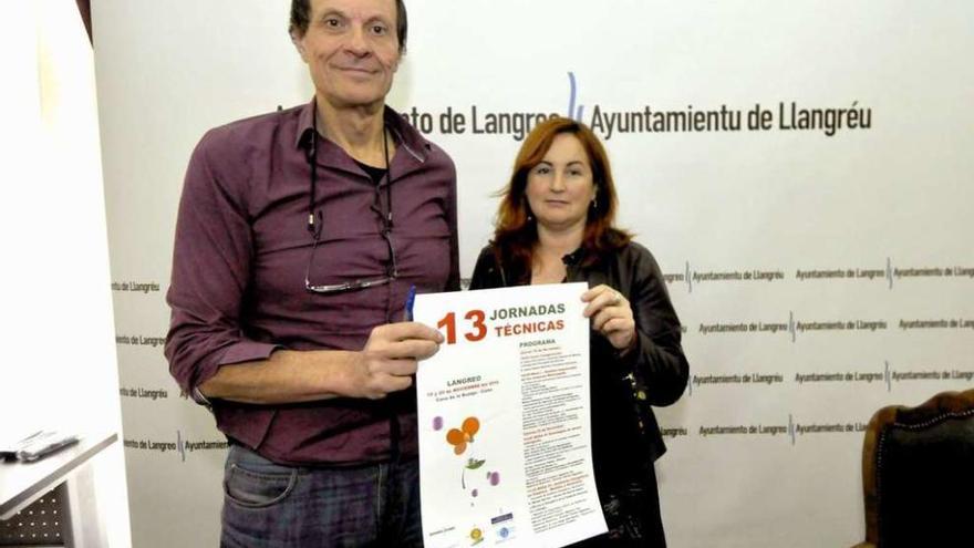 Jesús Sánchez y Mercedes Díaz sostienen el cartel que anuncia las jornadas técnicas de Enernalón.