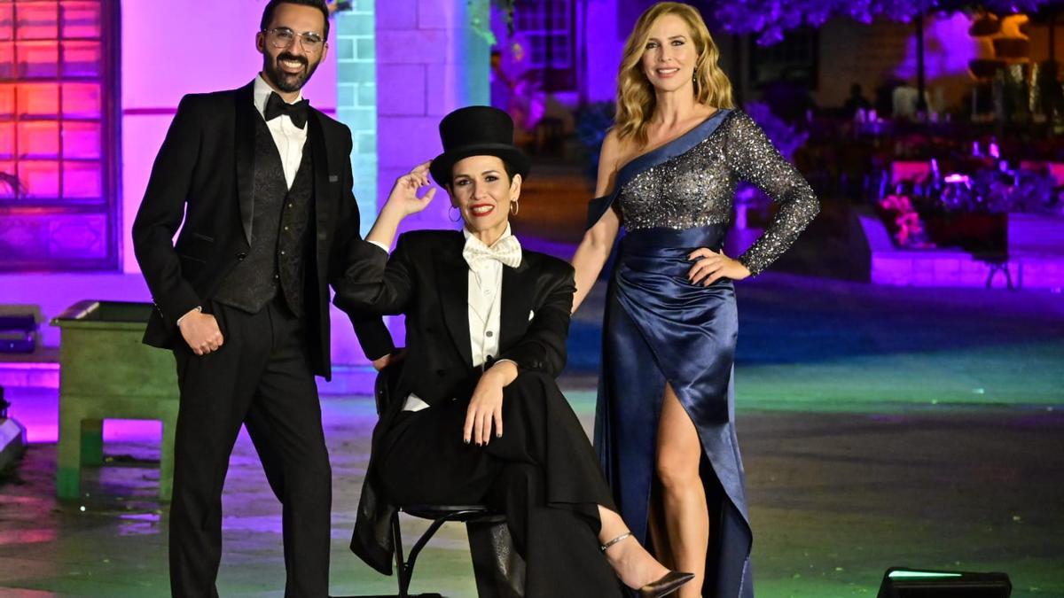 Vitorio Pérez, Petite Lorena y Pilar Rumeu durante la retransmisión de las Campanadas desde Los Llanos de Aridane.