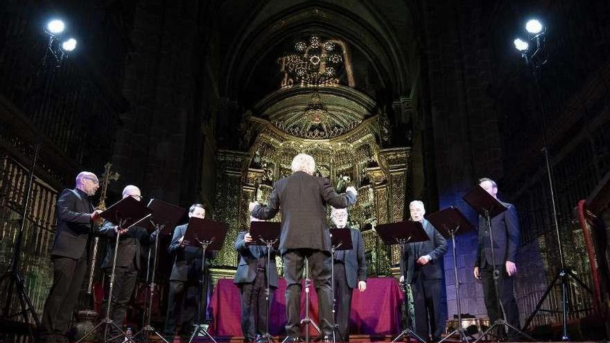 El grupo vocal Odhecaton, ayer en la Catedral de Ourense. // Enzo Sarmiento