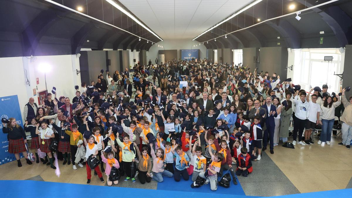 Foto de familia do presidente da Xunta, Alfonso Rueda, cos máis de 500 asistentes á gala da IV Edición de Escola en Camiño