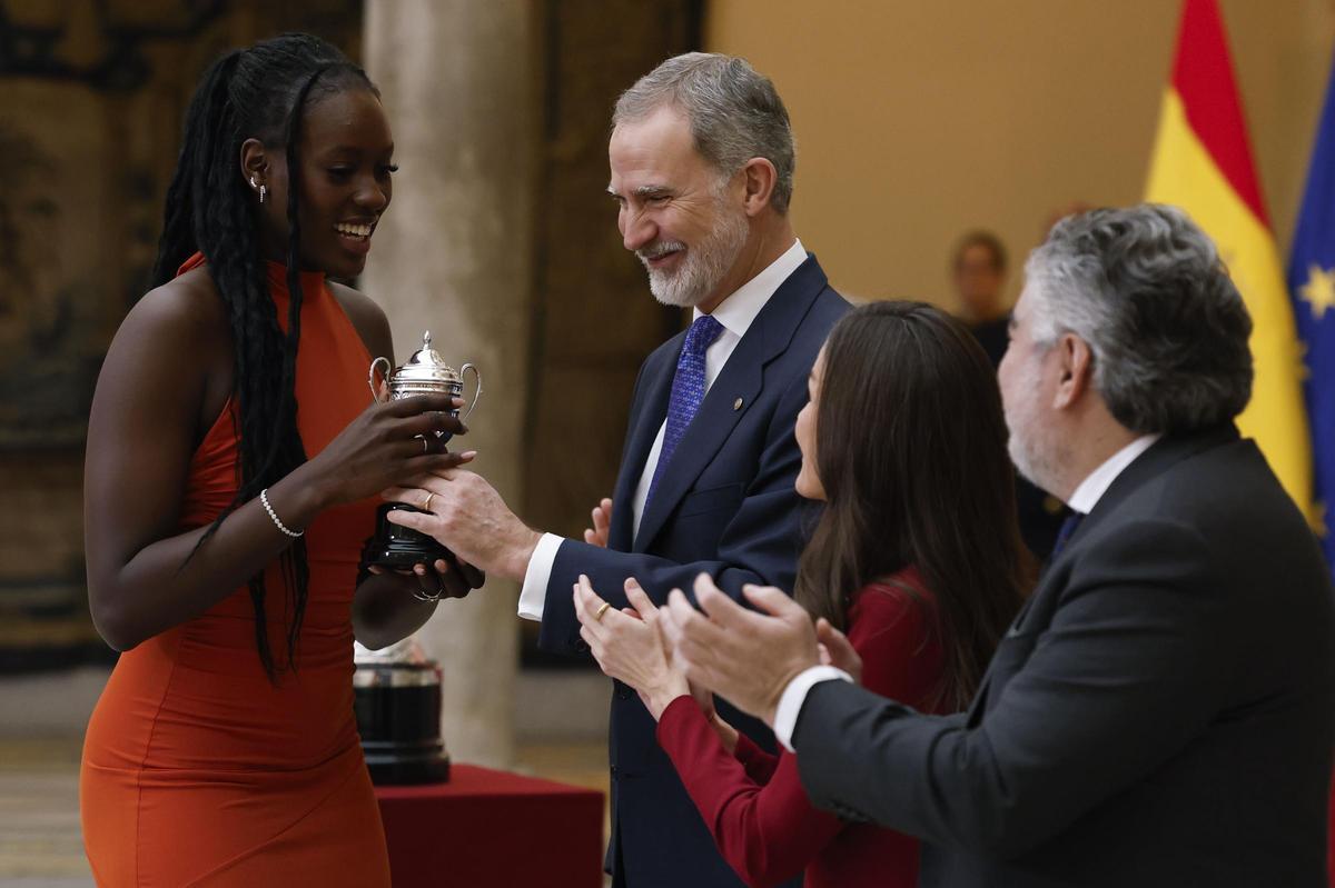 La jugadora alicantina de baloncesto Awa Fam recoe su premio de manos de los Reyes de España.