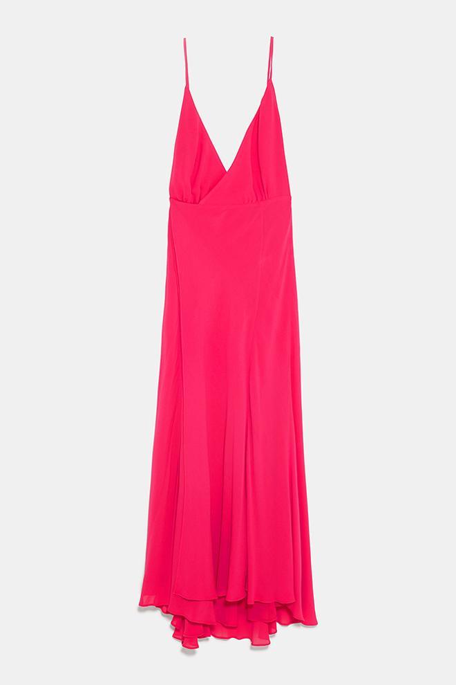 Vestido fucsia con tirante fino, escote amplio y abertura en falda, de Zara