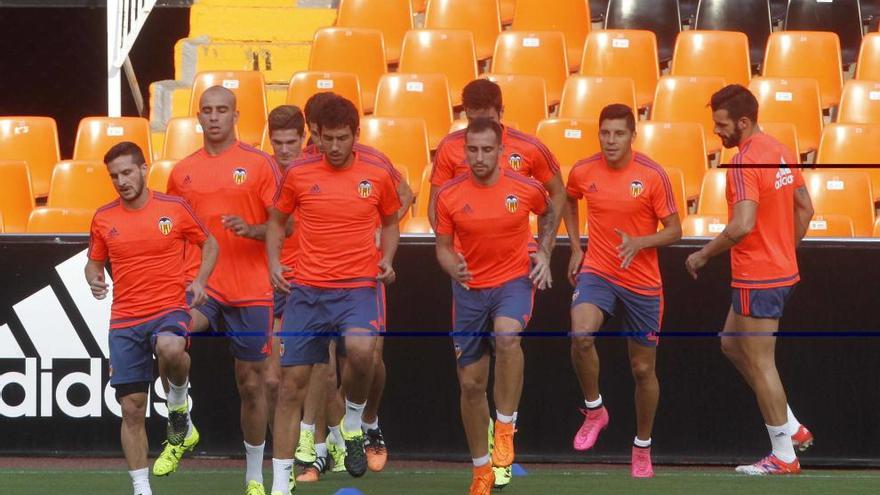 El Valencia CF, en un entrenamiento en Mestalla