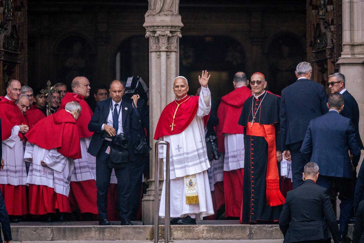 El Papa saluda a los fieles en la Catedral de Barcelona